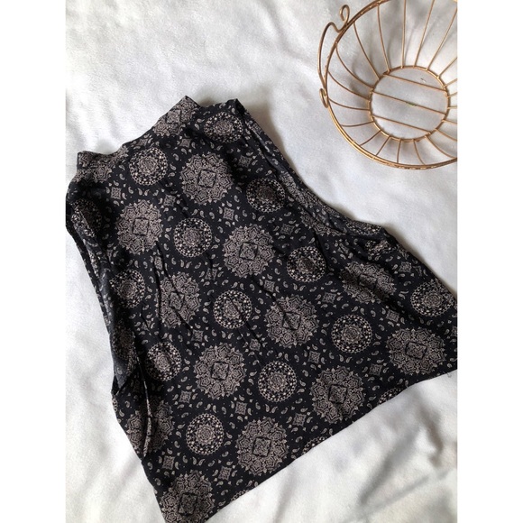 F21 Sleeveless Crop Top - Picture 2 of 4